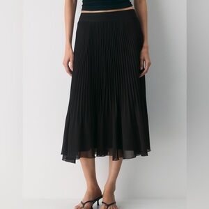 NEW Aritzia Twirl Pleated Skirt in Black, Size XS, $150